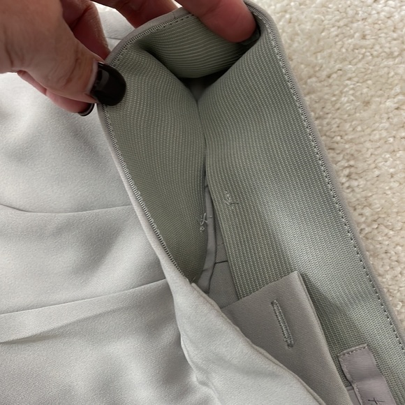 NWT H&M ankle dress pants with elastic waist band and clasp front.  Size 8 - Picture 6 of 7